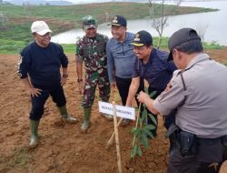 Turut Berpartisipasi Cegah Bencana Alam, Polres Sumedang, TNI dan Pemkab, Tanam Ribuan Pohon di Sekitar Waduk Jatigede