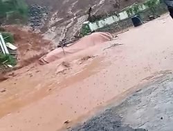 Lagi Banjir lumpur Genangi Badan Jalan Di Jalan Terusan Sebelas April