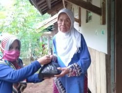 Sasar Lansia, Pemdes Cibugel  Salurkan Gasibu Bagi Warga Terdampak Covid-19