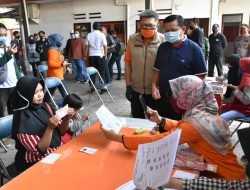 Pastikan Penyaluran Bansos Selesai, Bupati Sumedang Pantau Langsung ke Kantor Pos