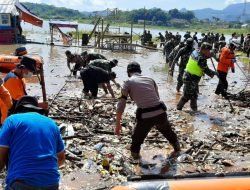 Polres Sumedang, Bersihkan Sampah di Pesisir Waduk Jatigede