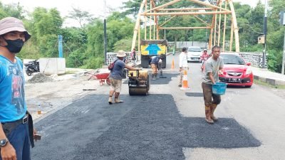 Tim URC Dinas PUPR Sumedang Kembali Gencar Perbaiki Jalan Berlubang