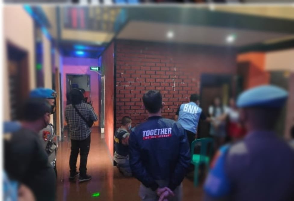 Tim gabungan Satuan Reskrim dan Sat Reserse Narkoba Polres Sumedang menggerebek dua tempat karaoke di wilayah Kabupaten Sumedang yang berlokasi di Cimalaka dan Jatinangor, pada Rabu (19/1/2022) malam