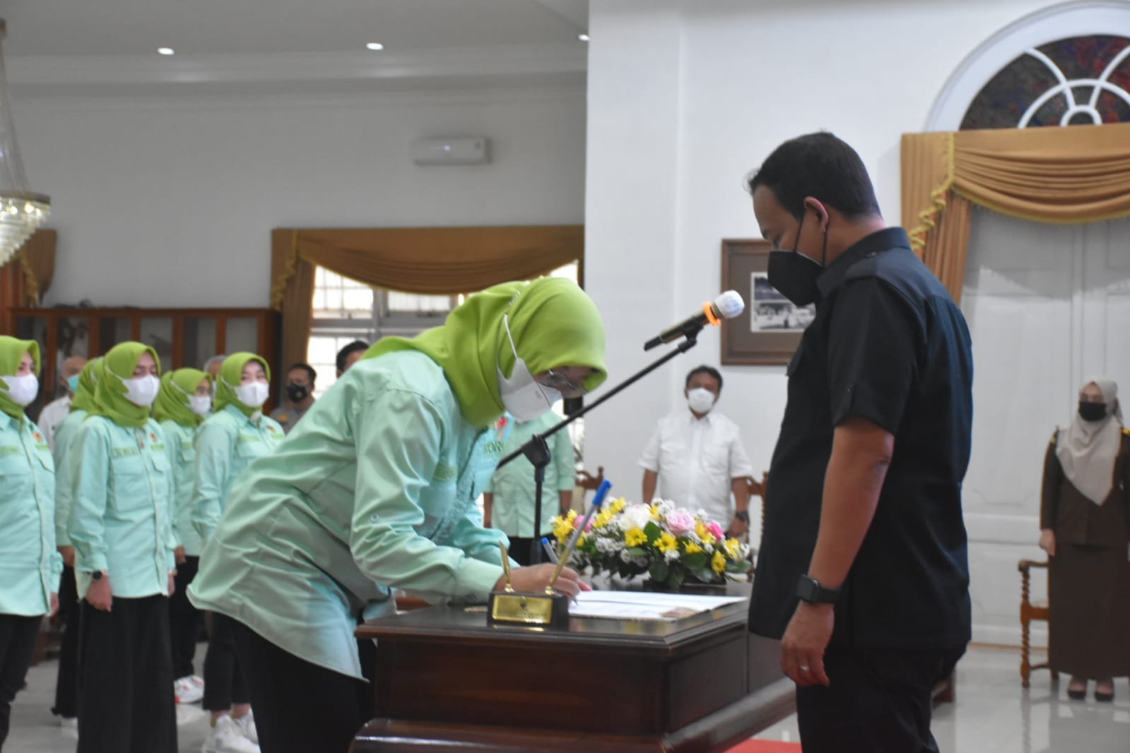Pengurus Komite Olahraga Kreasi Masyarakat Indonesia (KORMI) Kabupaten Sumedang dikukuhkan oleh Ketua KORMI Jawa Barat Denda Alamsyah di Gedung Negara, Rabu (2/2).