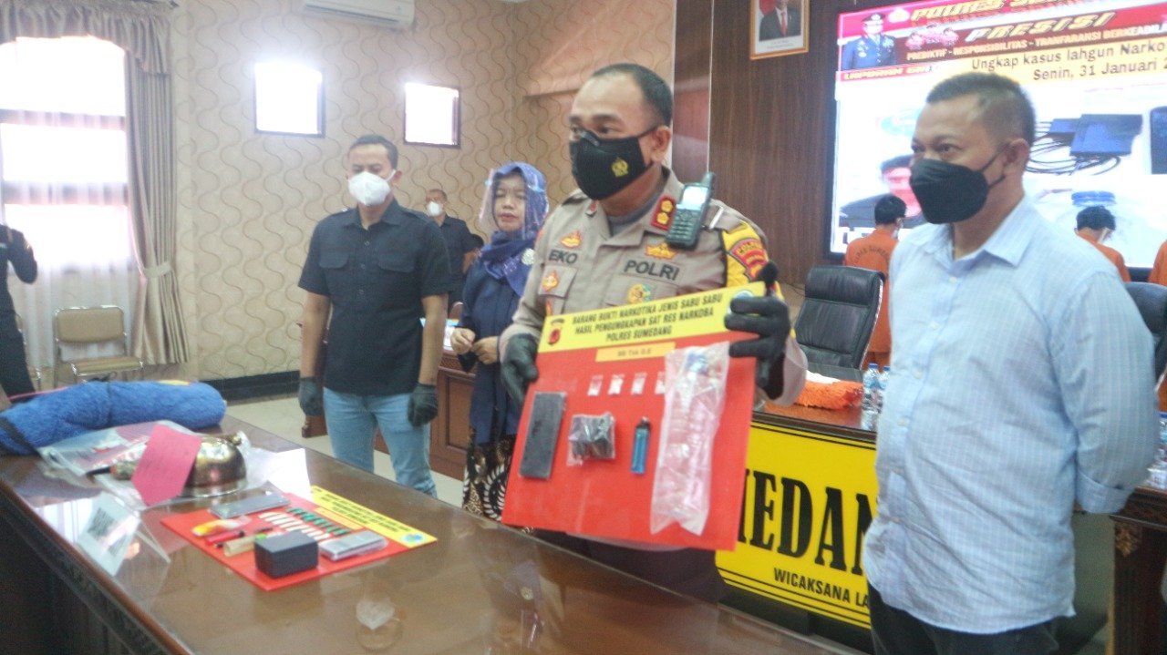 Siaran Pers Kapolres Sumedang AKBP Eko Prasetyo Robbyanto didamping Kasi Humas AKP Dedi Juhana dan Kasat Reserse Narkoba AKP Bagus Panuntun