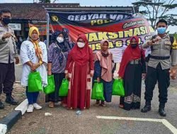 Polsek Cibugel, Dampingi Lansia yang Ikuti Vaksinasi di Polres Sumedang