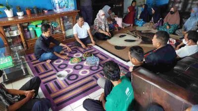 Anggota DPRD Sumedang Bantu Bangun Pos Ronda di Margamekar