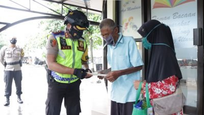 Kapolres Sumedang Berikan Santunan Kepada Kakek Darman Pedagang Asongan Yang Sedang Viral