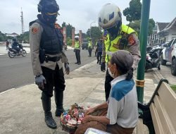 Kapolres Sumedang Santuni Pedagang Asongan