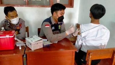 Di SMK PGRI I Sumedang Polres kembali laksanakan Vaksinasi Covid-19 Dosis 1, Dosis 2 dan Dosis 3 pada Senin (21/03/2022)