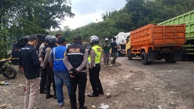 Kapolres Sumedang AKBP Eko Prasetyo Robbyanto melaksanakan pengecekan jalan amblas Cireki Kecamatan Tomo Kabupaten Sumedang Selasa (22/03/2022).