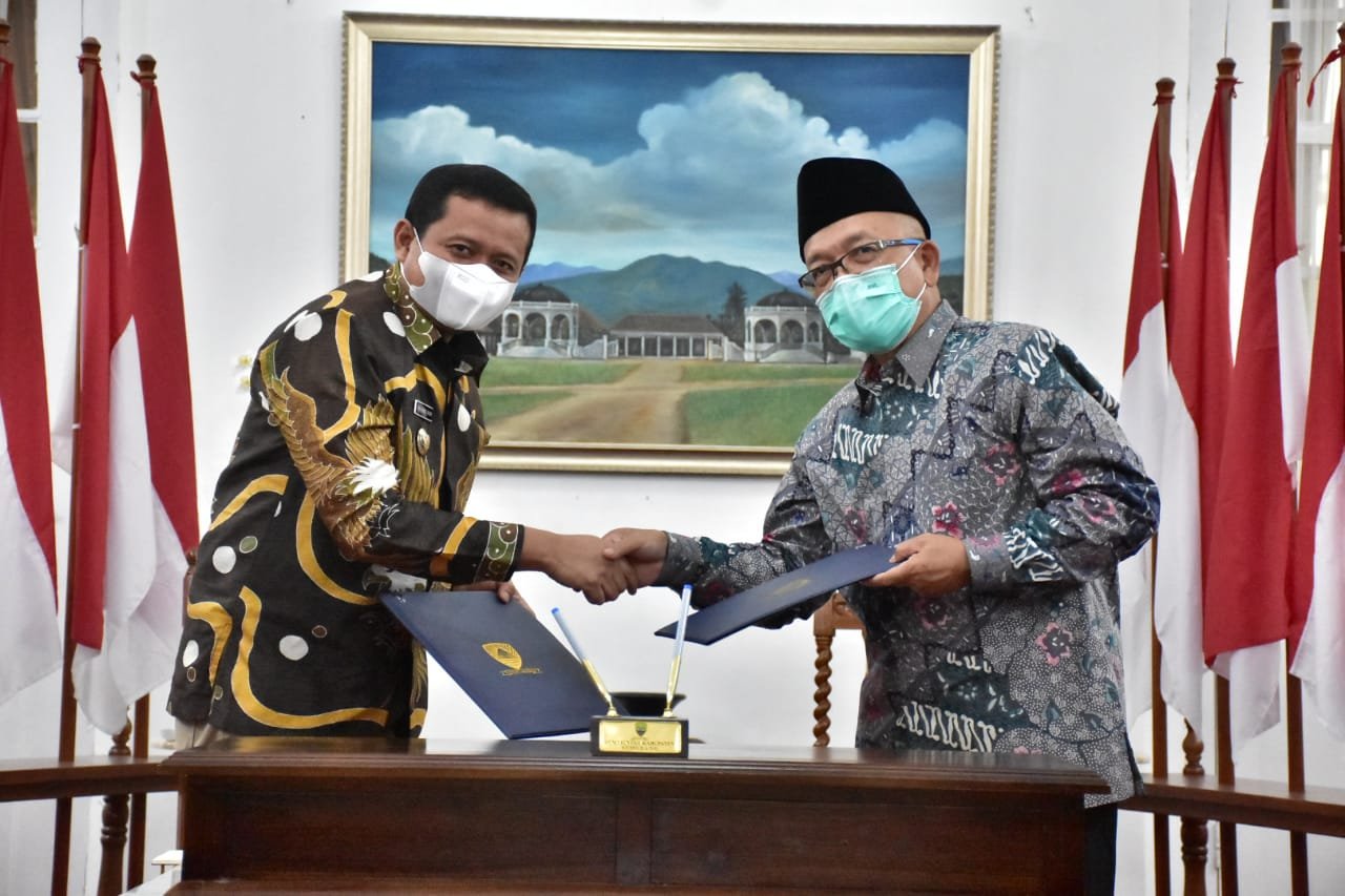 Penandatanganani Nota Kesepakatan Bersama antara Pemerintah Daerah Kabupaten Sumedang dengan Ma'soem University di Ruang Tengah Gedung Negara, Jumat (25/03).