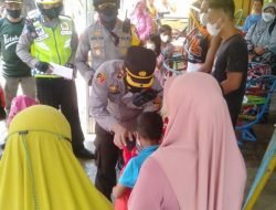 Kapolres Sumedang Berikan Bansos Kepada Korban Banjir di Sumedang Selatan