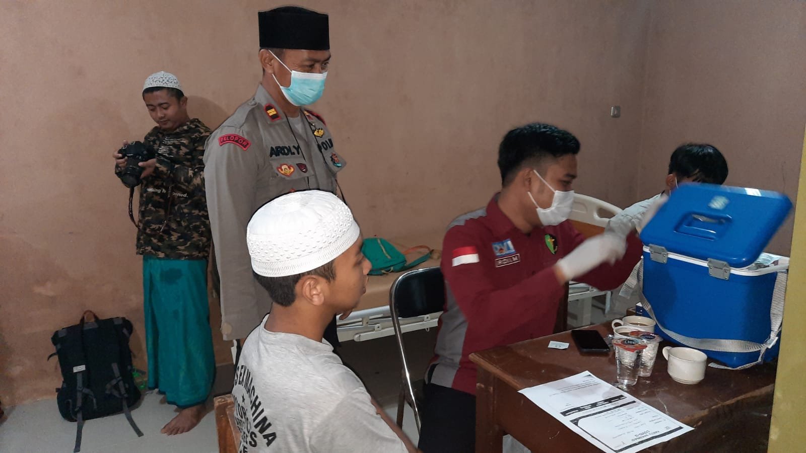 gebyar vaksin Ramadhan Polres Sumedang dosis 1, 2 dan 3 yang dilaksanakan oleh Dokes Polres Sumedang. di Ponpes Asy-sifaa Walmahmudiyah Rabu (13/04/2022)