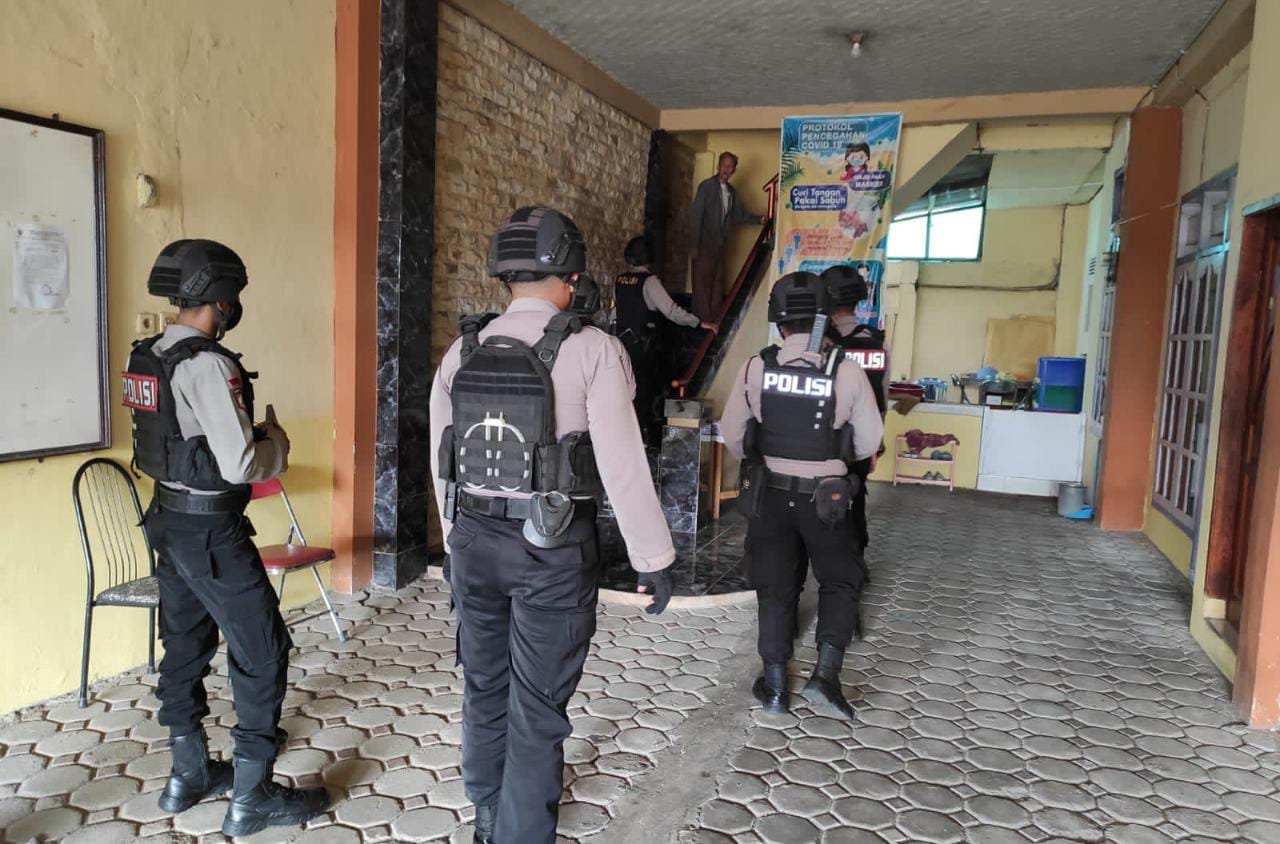 Kepolisian Resor Sumedang melakukan sterilisasi di sejumlah Gereja di Kabupaten Sumedang dalam rangka pengamanan ibadah memperingati wafat Isa Almasih, Jumat (15/04/2022).