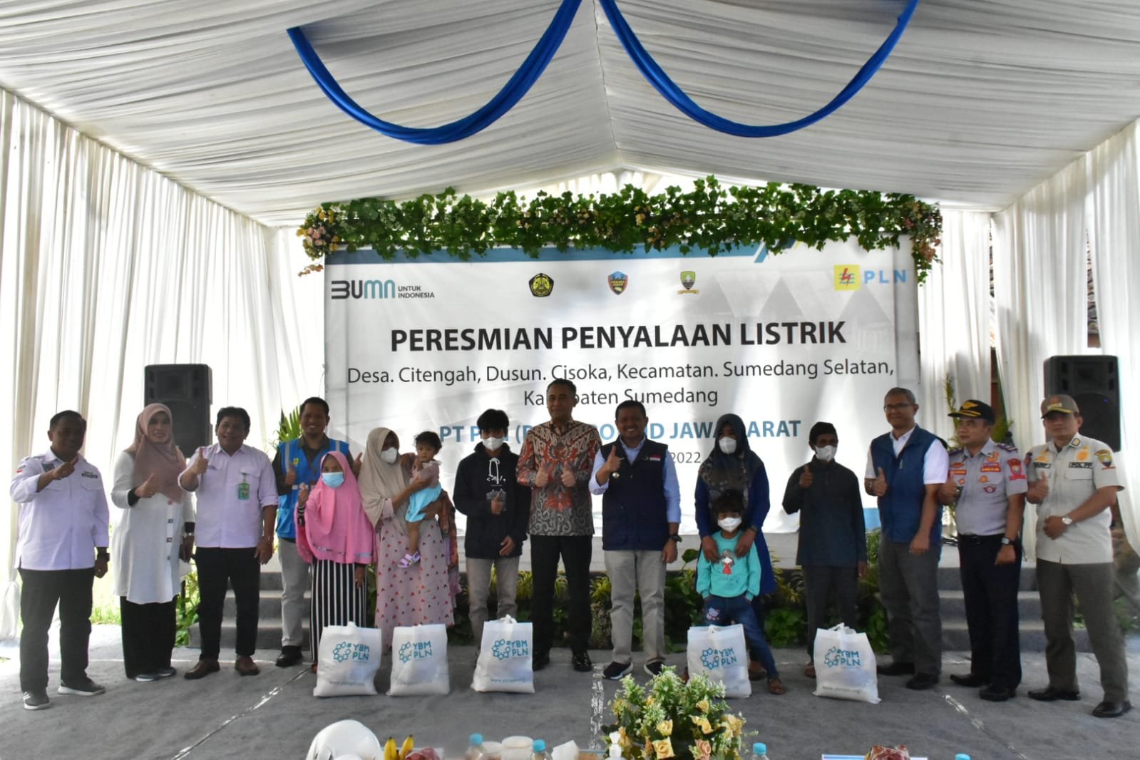 gunting pita oleh Bupati Sumedang H Dony Ahmad Munir kemudian dikuti oleh General Manager UID Jawa Barat Agung Nugraha dengan menekan KWH, aliran listrik pun menyala di rumah Abah Ucin, Rabu (29/6).
