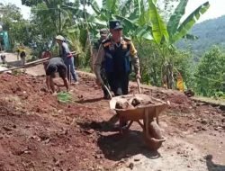 Polri Bersama Warga Bersihkan Longsoran di Wilayah Ganeas Sumedang