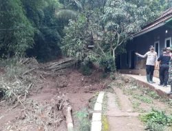 Kapolres Sumedang Tinjau Lokasi Banjir Bandang Dan Pengungsian Warga Cimanggung