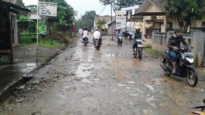 Jalan Cimanggung-Sindulang Yang Rusak