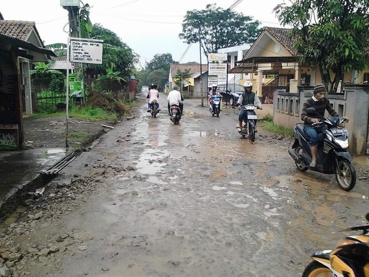 Jalan Cimanggung-Sindulang Yang Rusak