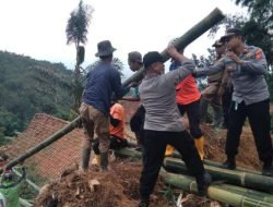Polsek Sukasari Bersama BPBD Bersihkan Runtuhan Bambu Yang Menimpa Rumah