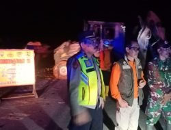 Akses Jalan Lingkar Timur Jatigede di Dua Titik Tertutup Longsor, Polsek Jatigede Bersama BPBD Lakukan Evakuasi