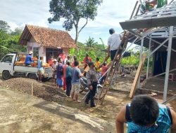 Bhabikamtibmas Polsek Situraja Gotong Royong Dengan Warga Bangun Posyandu