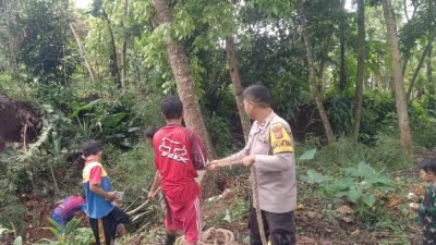 Peduli Lingkungan, Bhabinkamtibmas Polsek Situraja Bantu Warga Bersihkan Saluran Air