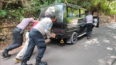 Salut, Anggota Polres Sumedang Bantu Dorong Kendaraan Yang Mogok
