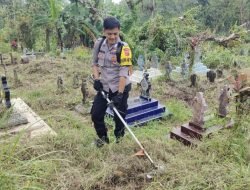 Jelang Idul Fitri 1444 H, Bhabinkamtibmas Polsek Conggeang Bergotong Royong Membersihkan Makam