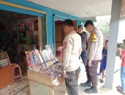 Personil Polsek Cibugel Beri Himbauan Ke Pedagang Kembang Api Untuk Tidak Menjual Petasan