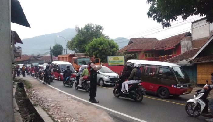 Antisipasi Macet pada Mobil Mogok, Personil SatSamapta Polsek Jatinangor bantu Lakukan Pengaturan