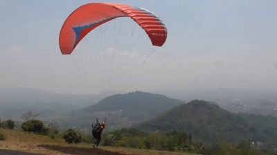Sebanyak 174 Pilot Paralayang Terbang di Langit Sumedang
