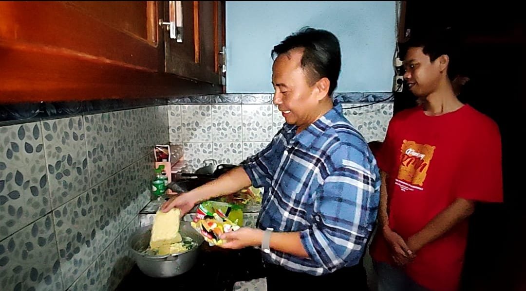 Pj Bupati Sumedang Herman Suryatman bersilaturahmi ke rumah Aep Wahyudin (Pedagang Mie Rebus) di Desa Cimara, Kecamatan Cisarua