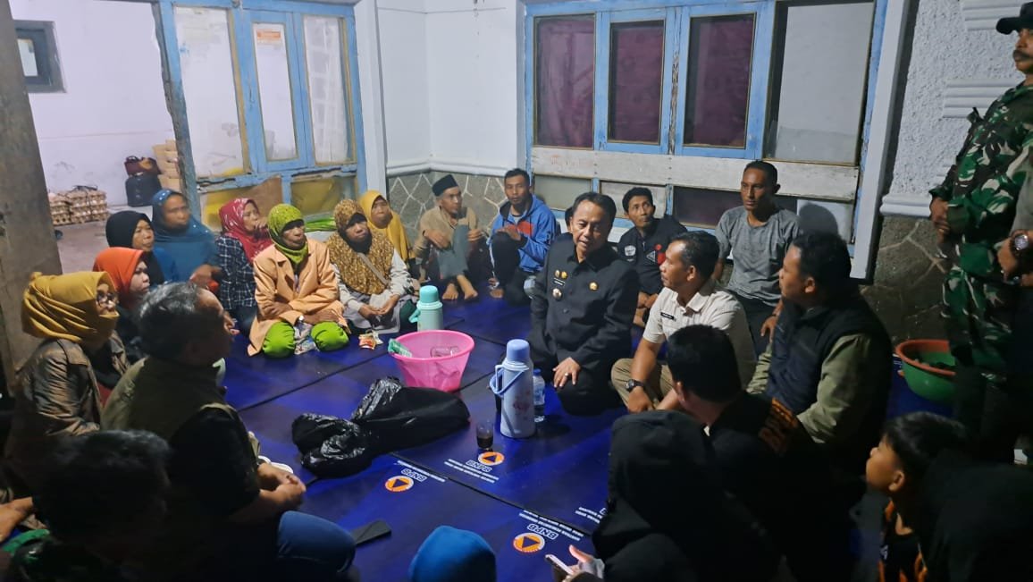 Pj Temui Langsung Warga Terdampak Longsor Bendung Cihamerang Senin (8/1/2024).