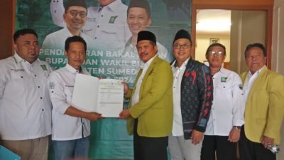 H. Ecek Karyana Kembalikan Formulir Cakada ke PKB Sumedang