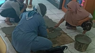 Emak-emak Orang Tua Siswa SDN Pasirimpun Situraja Sumedang Swadaya Plester Ruangan Kelas