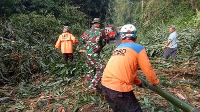 Penanganan Longsor Rumpun Bambu di Cadas Pangeran Dipimpin Sersan Ilham