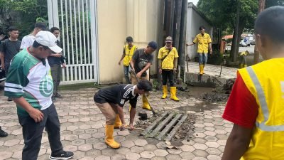 Tinjau dan Bersihkan Saluran Air Mampet di Jalan Prabu Gajah Agung, Bupati Dony Instruksikan Perbaikan Segera